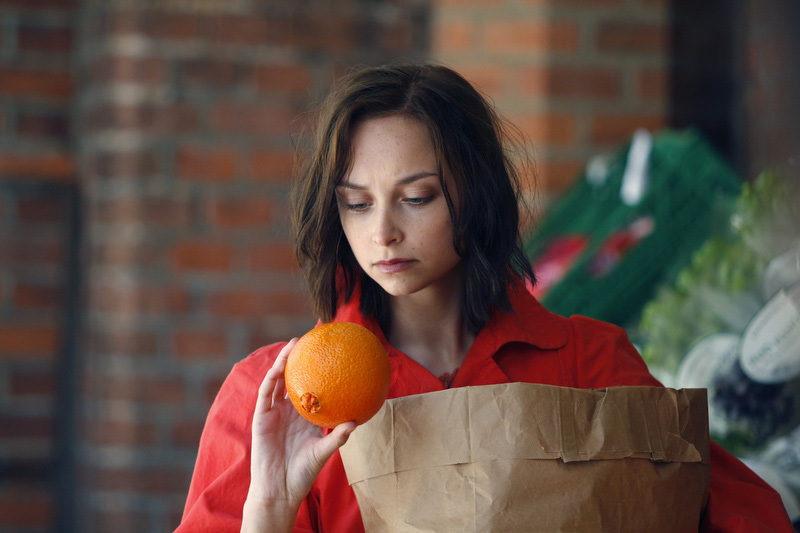 dívka s pomeranči